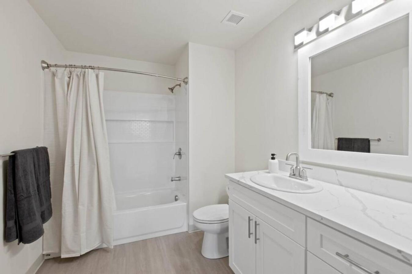 King Bed J And K On Main Luxury 402 Apartment