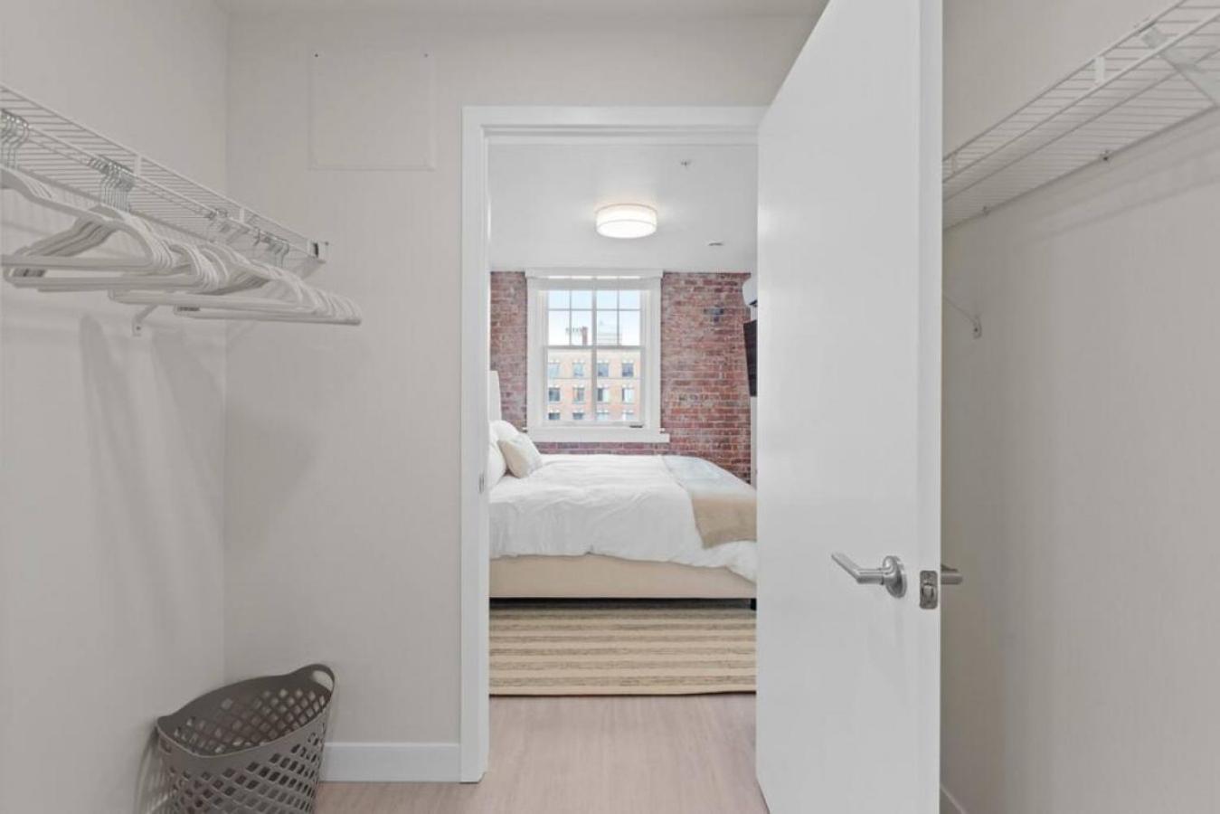 King Bed J And K On Main Luxury 402 Apartment